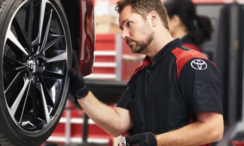 toyota_wheels_mechanic-checking-tire_